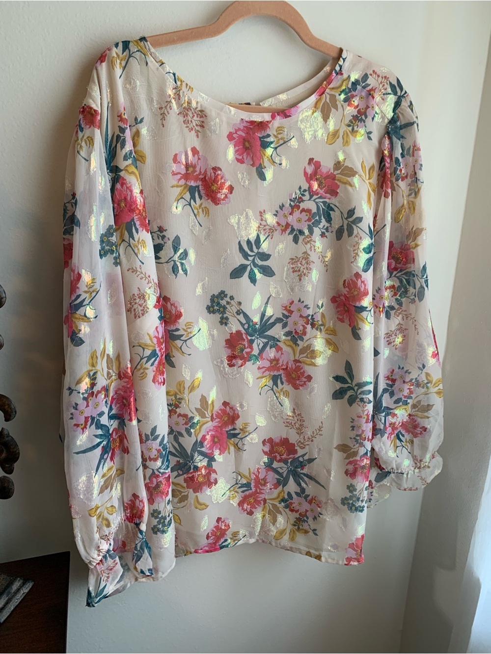 Beautiful LOFT  floral top with shimmery gold metalic accents .
